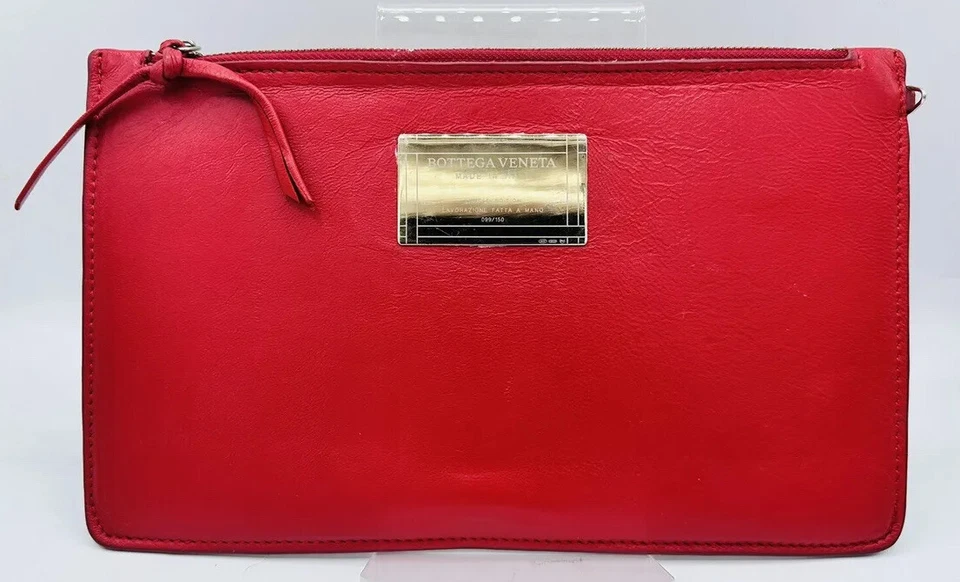 Bolso sin asas plano de cuero rojo Bottega Veneta Lavorazione Fatta A Mano edición limitada #99/150 Foto 1 de 4
