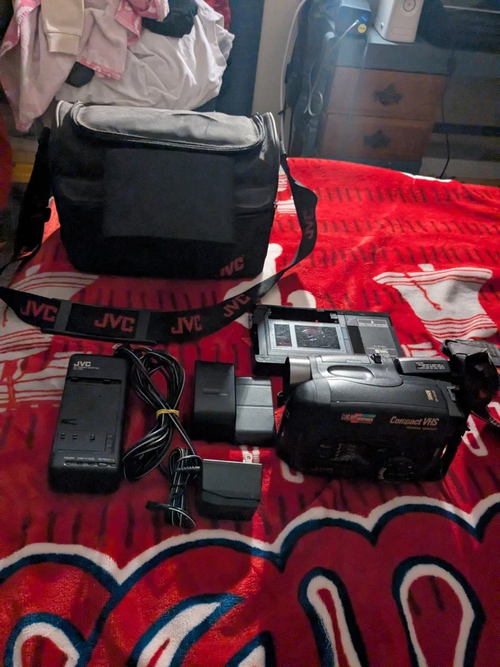 Videocámara analógica JVC GR-AX220U VHS-C con extras Foto 1 de 4