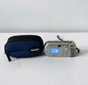 Cámara digital Sony Cyber-shot DSC-P72 3,2 MP plateada defectuosa - Imagen 1 de 13