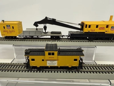 Bachmann HO Scale Union Pacific Crane & Boom Tender.  Athearn UP Caboose 29505 - Image 1 of 4