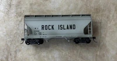 HO Scale Accurail 2 Bay Covered Hopper Rock Island RTR #12056 - Image 1 of 4