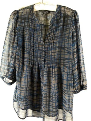 Blusa transparente Nicole Miller NY talla M manga 3/4 cuello en V marrón con cuadros azules Foto 1 de 4