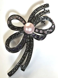 Vintage große Schleife/Band Brosche schwarz Metall mit rosa/lila Strass/Perle 3" - Bild 1 von 2