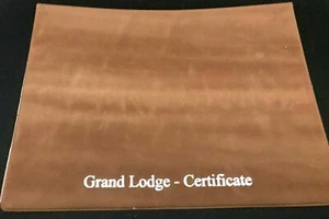 SOPORTE CERTIFICADO PVC GRAND LODGE MASON GAMUZA - SOSTIENE A3 MARRÓN CLARO - Imagen 1 de 3