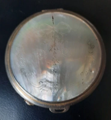 ANCIEN POUDRIER DE SAC EN METAL ET NACRE FINEMENT GRAVEE - Photo 1/4