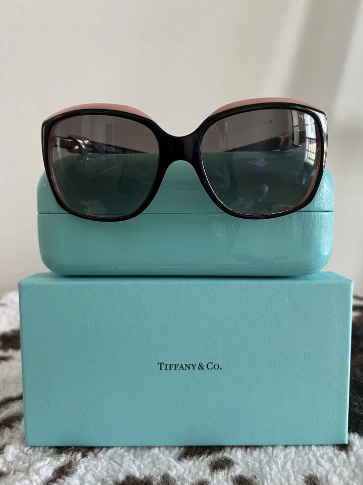 Nuevas gafas de sol Tiffany oscuras nunca usadas con detalle de borde rosa - Hermosas Foto 1 de 4