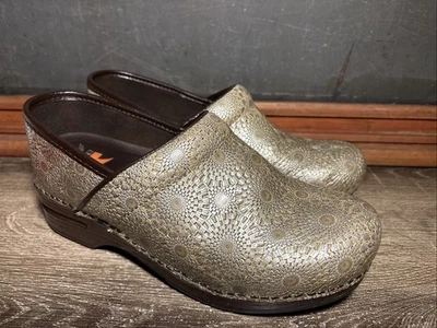Womens Dansko Pro XP Clogs Bronze Medallion Embossed Leather Shoes Sz 39/8.5 J1 - Image 1 of 4