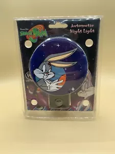 Space Jam Bugs Bunny Sportscast 1996 de colección luz nocturna automática - Imagen 1 de 4