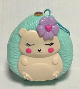Estuche compacto Polly Pocket Hedgehog Café tema animal casa en el árbol sin figuras verde azulado - Imagen 1 de 9