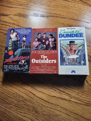 VHS Lot of 3: The Outsiders, Rooftops, Crocodile Dundee, in z3 Foto 1 de 4