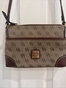 Bandolera Dooney Bourke Marrón Monograma Tono Dorado Herrajes K9275738 9Wx6.5Tx2D - Imagen 1 de 17