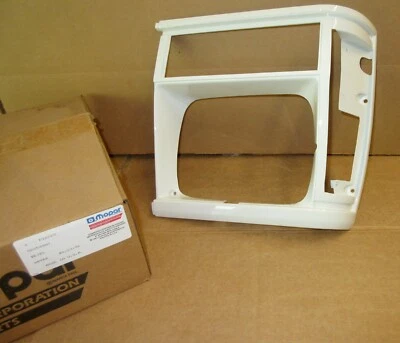 Moldura para farol esquerdo Mopar 5DV54SW1 1996 Jeep Cherokee branco (5DV54TZZ) FABRICANTE DE EQUIPAMENTO ORIGINAL, NOS - Imagem 1 de 2