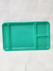 Tupperware Vassoi Pranzo Divisi Impilabili Off Green #1535 Set di 2 NOS - Foto 1 di 10