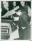 1953 James Francis Cardinal Mcintyre reçoit sa photo religion béret rouge 7X9