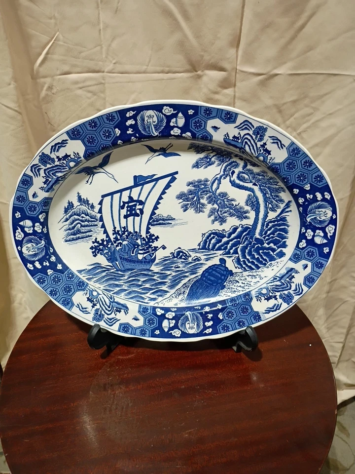 Placa Cargador Porcelana Japonesa Azul y Blanco con Soporte de Exhibición 18" de Ancho. Foto 1 de 4