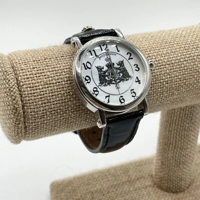 Reloj Juicy Couture con logotipo de perro escudo heráldico estuche plateado correa de charol negro Foto 1 de 4
