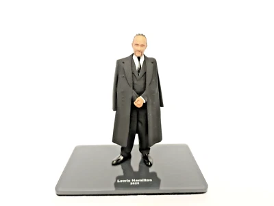 Lewis Hamilton 2025 figure, Fiorano visit in a suit, Ferrari F1, 1:18 scale - Bild 1 von 4