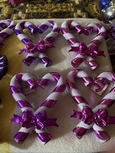 addobbi natalizi viola e rosa glitterati.5 bastoncini di caramelle e caramelle attorcigliate - Foto 1 di 11