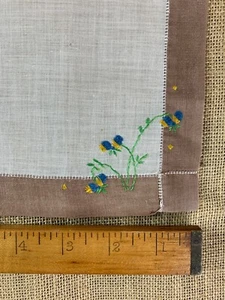 Vintage Embroidered Two Tone Linen SPRING FLOWERS Hankie * Handkerchief - Picture 1 of 3