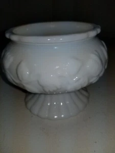 Kleine Sockelschale Vintage weiß Milchglas geblümt - Bild 1 von 2