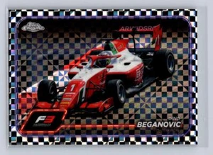 2024 Topps Chrome F1 #115 Dino Beganovic -F3 rifrattore bandiera controllo auto-Prema - Foto 1 di 2