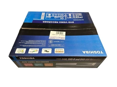 Grabadora de video DVD Toshiba ColorStream Pro D-R4 plateada con control remoto excelente estado. Foto 1 de 4