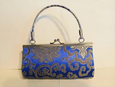 Cartera sin asas, bolso de noche, estuche rígido bolso de mano, brocado azul, con cierre de beso Foto 1 de 4