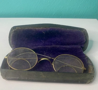 Gafas bifocales antiguas vintage resistentes con borde dorado, Greenville, Tennessee Foto 1 de 4