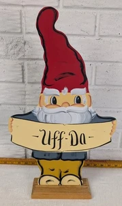 Letrero decorativo de madera Uff-Da Gnomo/Elfo 19" de alto con soporte Uff Da escandinavo - Imagen 1 de 5