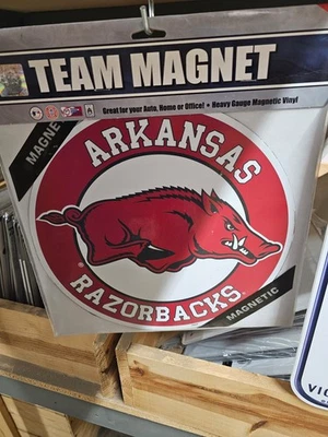 Capacete ARKANSAS RAZORBACKS SEC NCAA ÍMÃ DE FUTEBOL CARRO ESCRITÓRIO 12 polegadas NOVO - Imagem 1 de 4