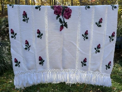 "Manta afgana de ganchillo blanca con rosas de punto de cruz rosa flecos de 50x70""" Foto 1 de 3