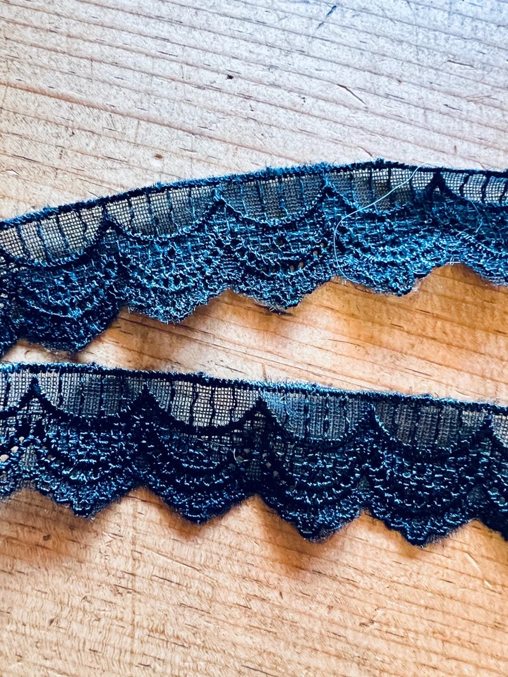 Encaje de gasa festoneado negro de 1 1/2" - 30 yardas Foto 1 de 1