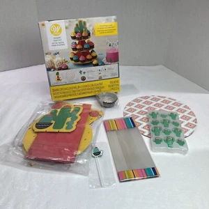 Kit de postres de fiesta de cactus Wilton nuevo en caja cupcakes soporte celebraciones de cumpleaños - Imagen 1 de 5