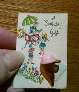 Commodore Original Miniatur Grußkarte mit Kunststoff Anhänger ~ Eistüte - Bild 1 von 4