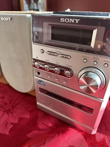 (TAL CUAL) Sony HCD-NE3 Estantería Mini Hi-Fi CD Cassette Cinta AM/FM Control Remoto PARA REPUESTOS - Imagen 1 de 14