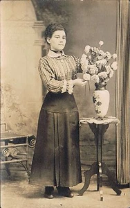 Postal con foto real RPPC ~ Mujer arregla flores en jarrón de artes y oficios ~ Quebec - Imagen 1 de 2