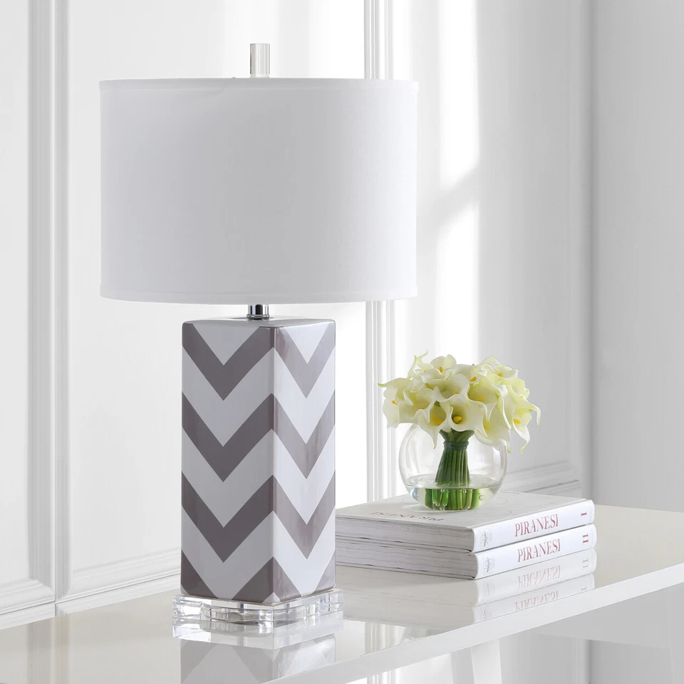 Lámpara de mesa SAFAVIEH Chevron a rayas (juego de 2) | Gris | Foto 1 de 4