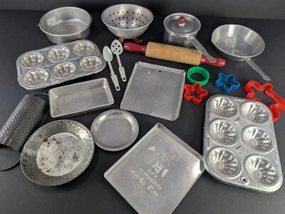 Lote De Colección Para Niños Juego Cocina Ollas Sartenes Utensilios Para Hornear Juguetes Aluminio Lata Foto 1 de 4