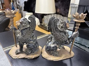 TOLLES PAAR VINTAGE STEIN GEFLÜGELTER LÖWE KERZENSTÄNDER - Bild 1 von 9