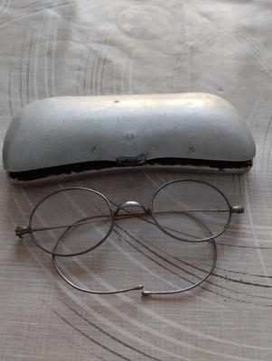 PAIRE DE LUNETTES anciennes en étui, ont vécu. - Photo 1/3