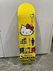 SELTEN Mike Mo Capaldi signiertes signiertes Mädchen Hello Kitty Sanrio Skateboarddeck - Bild 1 von 2