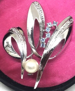 SPILLA VINTAGE ANNI 50/60 IN ARGENTO RODIATO PIETRE AZZURRE E PERLA COLTIVATA - Foto 1 di 9