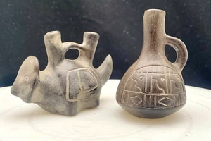 VTG PAIR OF POTTERY FIGURES, ZOOMORPH & VASE 3.2", CHIMU STYLE, HANDMADE c1985 g - Picture 1 of 11