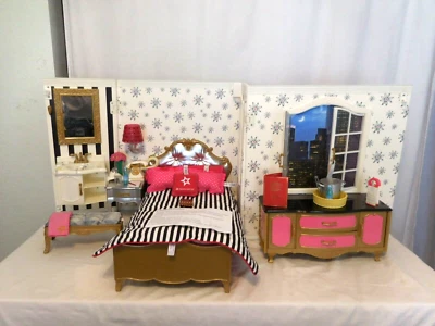 American girl doll Grand Hotel with Bedroom Bathroom Vanity Phone  + Accessories - Image 1 of 4