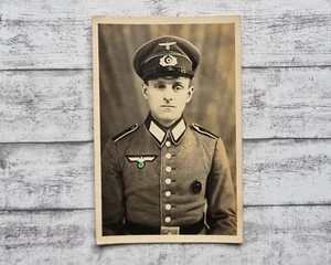 Foto Soldat Mann Wehrmacht 2. WK Uniform Abzeichen Militaria Militär Photo alt - Picture 1 of 2