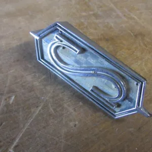 68 69 70 OLDSMOBILE CUTLASS "S" ORIGINAL GM GUARDABARROS DELANTERO EMBELLECEDOR EMBLEMA 399943 - Imagen 1 de 3