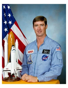 "Foto 1985 del astronauta de la NASA Terence Thomas Henricks 8x10 en 8,5"" x 11" - Imagen 1 de 1