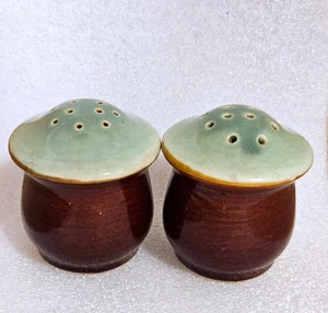 Vintage USA Pottery Mushroom Shaped Salt & Pepper Shakers - Picture 1 of 5