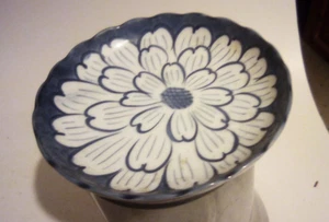Japanese CHRYSANTHEMUM Blue White Flower DISH 12 cm - Picture 1 of 7