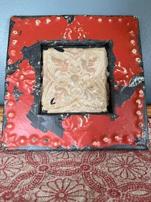 Azulejo de techo antiguo con marco de estaño de metal naranja salvamento arquitectónico 2 en 1 Foto 1 de 4